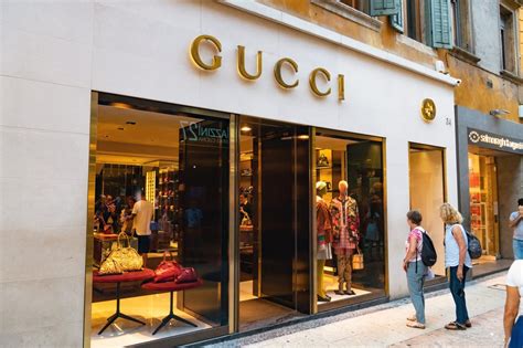 lavoro pacchi per gucci svizzera italiana|kering gucci italia.